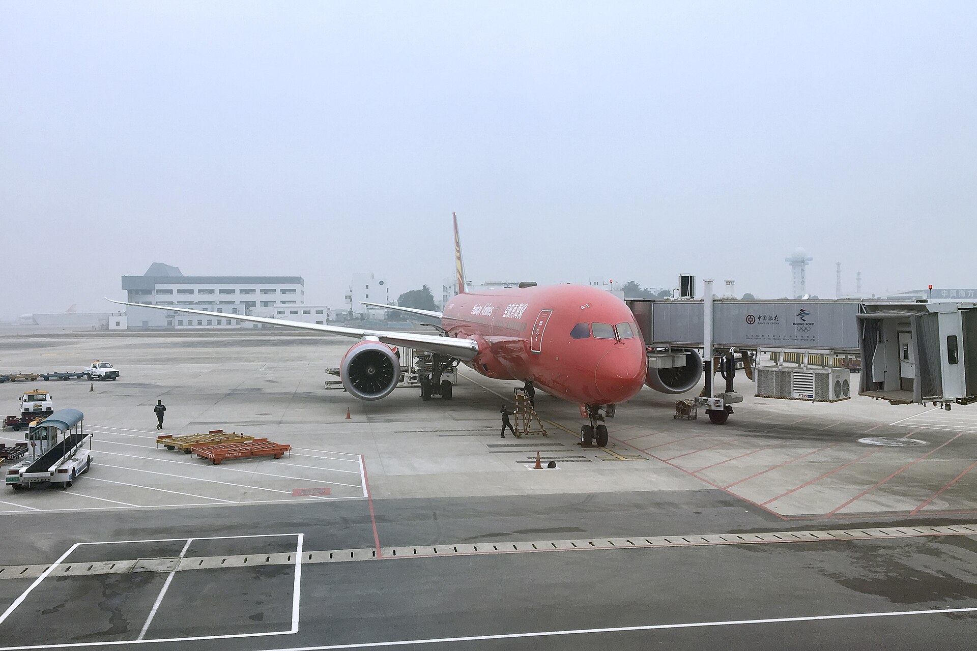 เครื่องบิน Boeing 787 ของ Hainan Airlines จอดเทียบงวงที่สนามบิน