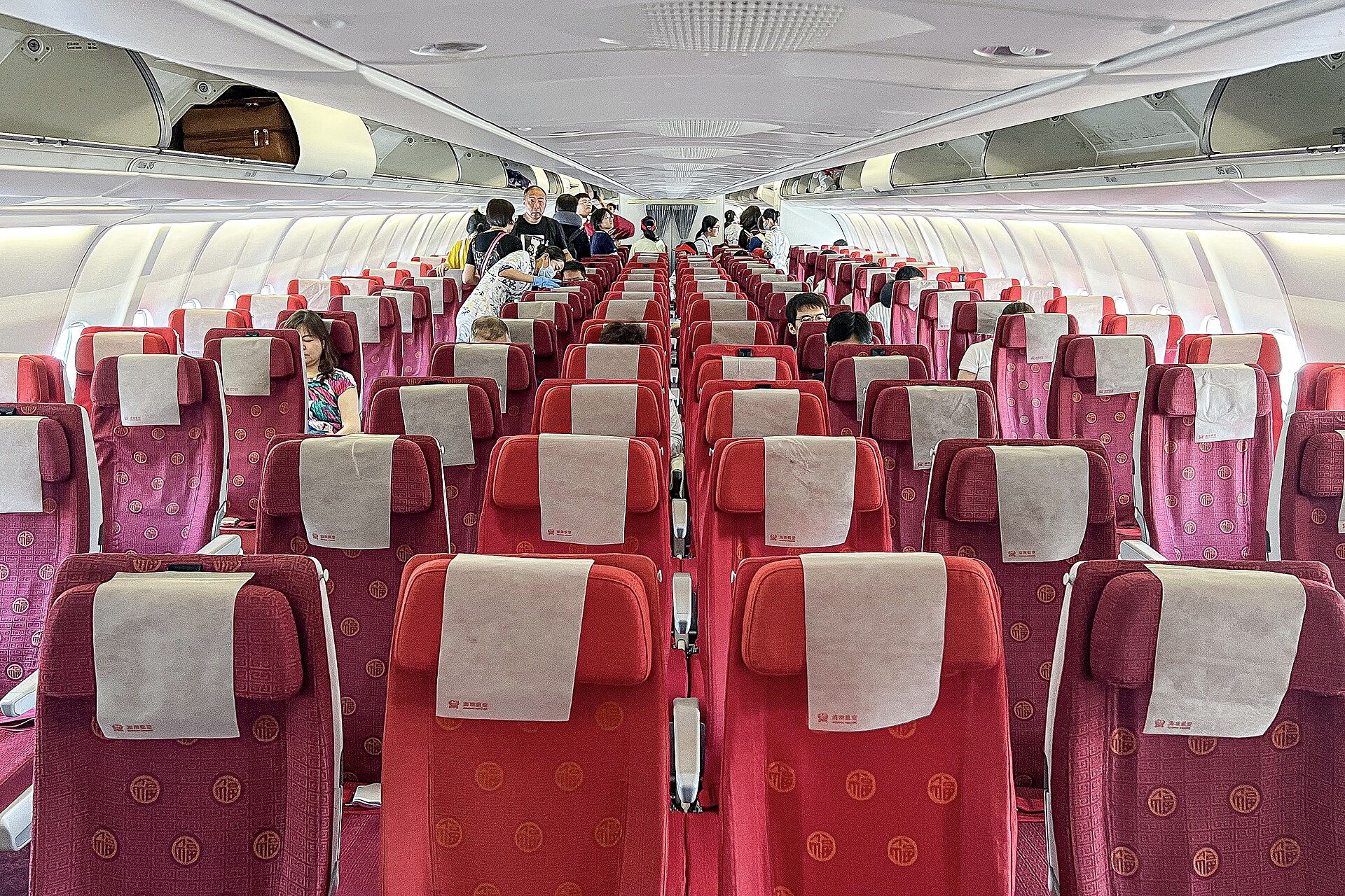 ห้องโดยสารชั้นประหยัดของ Hainan Airlines เบาะสีแดง